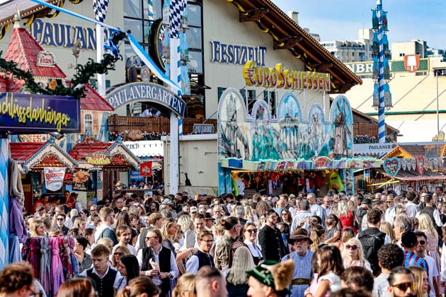 Zehntausende Besucher feiern das Oktoberfest am ersten Wiesn-Tag 2026 in München Impressionen von der Wiesn 2026: Paulaner Garten und Festzelt München Theresienwiese Bayern Germany