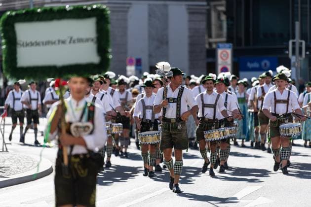 (260920) -- MUNICH, Sept. 20, 2026 -- Musicians participate in the Oktoberfest parade in Munich, Germany, Sept. 20, 2026. The 191st Oktoberfest, one of the largest folk festivals in Germany, opened on Saturday in Munich, and will last until Oct. 4. ) GERMANY-MUNICH-OKTOBERFEST-PARADE ZhangxHaofu 