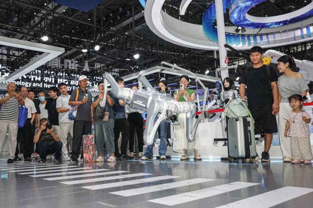 (260920) -- HEFEI, Sept. 20, 2026 -- Visitors watch a robot performance at the 2026 World Manufacturing Convention (WMC) in Hefei, east China s Anhui Province, Sept. 20, 2026. Themed Intelligent Manufacturing For a Better Future, the 2026 WMC kicked off here on Sunday. ) CHINA-ANHUI-HEFEI-2026 WORLD MANUFACTURING CONVENTION (CN) ChangxNengjia 