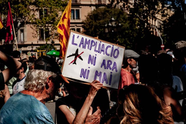 September 20, 2026, Barcelona, Spain: People hold banners and placards as they gather to protest against plans by the Catalan government to expand the region s main airport in Barcelona. The proposed expansion, including a 500 metre extension of the airport s sea runway, has drawn opposition from environmental and civic groups concerned about emissions, protected wetlands and increased tourism in Barcelona and Catalonia. Barcelona Spain - ZUMAb137 20260920_fap_b137_003 Copyright: xJordixBoixareux