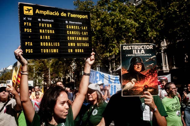 September 20, 2026, Barcelona, Spain: People hold banners and placards as they gather to protest against plans by the Catalan government to expand the region s main airport in Barcelona. The proposed expansion, including a 500 metre extension of the airport s sea runway, has drawn opposition from environmental and civic groups concerned about emissions, protected wetlands and increased tourism in Barcelona and Catalonia. Barcelona Spain - ZUMAb137 20260920_fap_b137_004 Copyright: xJordixBoixareux