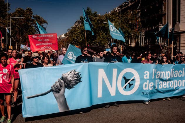 September 20, 2026, Barcelona, Spain: People hold banners and placards as they gather to protest against plans by the Catalan government to expand the region s main airport in Barcelona. The proposed expansion, including a 500 metre extension of the airport s sea runway, has drawn opposition from environmental and civic groups concerned about emissions, protected wetlands and increased tourism in Barcelona and Catalonia. Barcelona Spain  - ZUMAb137 20260920_fap_b137_007 Copyright: xJordixBoixareux
