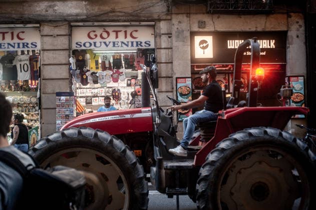 September 20, 2026, Barcelona, Spain: A farmer drives a tractor as he takes part in a demonstration in Barcelona, protesting against plans by the Catalan government to expand the region s main airport. The proposed expansion, including a 500 metre extension of the airport s sea runway, has drawn opposition from environmental and civic groups concerned about emissions, protected wetlands and increased tourism in Barcelona and Catalonia. Barcelona Spain  - ZUMAb137 20260920_fap_b137_008 Copyright: xJordixBoixareux