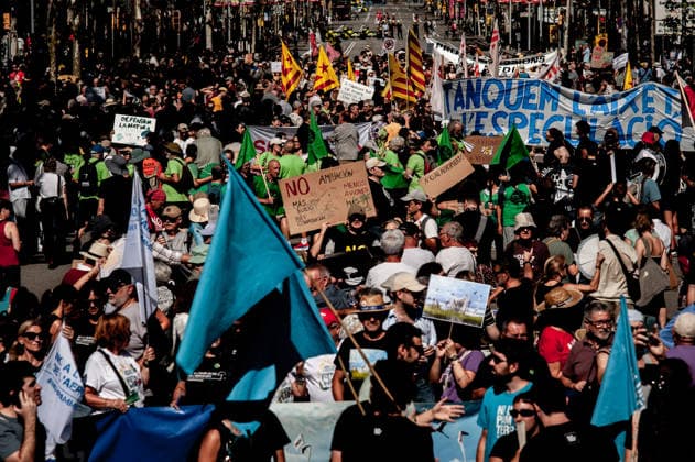 September 20, 2026, Barcelona, Spain: People hold banners and placards as they gather to protest against plans by the Catalan government to expand the region s main airport in Barcelona. The proposed expansion, including a 500 metre extension of the airport s sea runway, has drawn opposition from environmental and civic groups concerned about emissions, protected wetlands and increased tourism in Barcelona and Catalonia. Barcelona Spain - ZUMAb137 20260920_fap_b137_006 Copyright: xJordixBoixareux