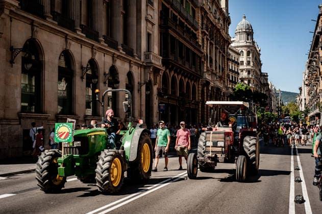 September 20, 2026, Barcelona, Spain: Farmers drive tractors as take part in a demonstration in Barcelona, protesting against plans by the Catalan government to expand the region s main airport. The proposed expansion, including a 500 metre extension of the airport s sea runway, has drawn opposition from environmental and civic groups concerned about emissions, protected wetlands and increased tourism in Barcelona and Catalonia. Barcelona Spain  - ZUMAb137 20260920_fap_b137_013 Copyright: xJordixBoixareux