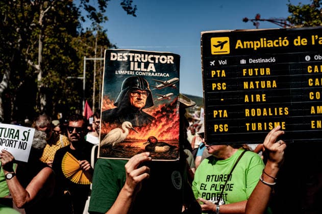 September 20, 2026, Barcelona, Spain: People hold banners and placards as they gather to protest against plans by the Catalan government to expand the region s main airport in Barcelona. The proposed expansion, including a 500 metre extension of the airport s sea runway, has drawn opposition from environmental and civic groups concerned about emissions, protected wetlands and increased tourism in Barcelona and Catalonia. Barcelona Spain - ZUMAb137 20260920_fap_b137_009 Copyright: xJordixBoixareux