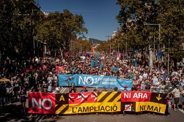 September 20, 2026, Barcelona, Spain: People hold banners and placards as they gather to protest against plans by the Catalan government to expand the region s main airport in Barcelona. The proposed expansion, including a 500 metre extension of the airport s sea runway, has drawn opposition from environmental and civic groups concerned about emissions, protected wetlands and increased tourism in Barcelona and Catalonia. Barcelona Spain - ZUMAb137 20260920_fap_b137_011 Copyright: xJordixBoixareux