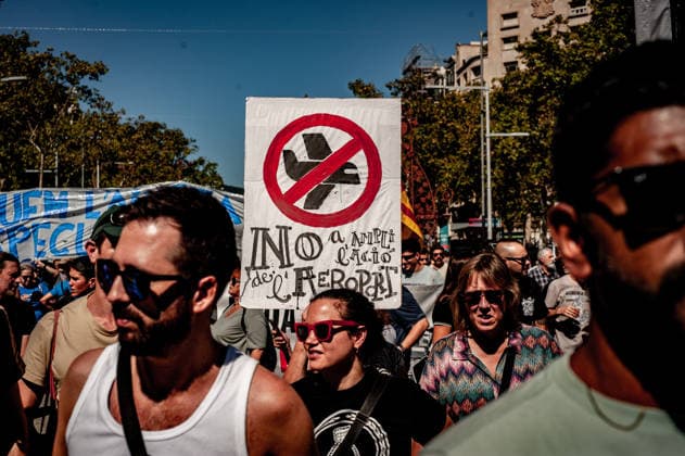 September 20, 2026, Barcelona, Spain: People hold banners and placards as they gather to protest against plans by the Catalan government to expand the region s main airport in Barcelona. The proposed expansion, including a 500 metre extension of the airport s sea runway, has drawn opposition from environmental and civic groups concerned about emissions, protected wetlands and increased tourism in Barcelona and Catalonia. Barcelona Spain - ZUMAb137 20260920_fap_b137_014 Copyright: xJordixBoixareux