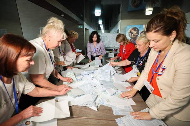 RUSSIA, MELITOPOL - SEPTEMBER 20, 2026: Electoral officials count votes at a polling station during the 2026 Russian legislative elections. During the 2026 Single Voting Day, which lasted from 18 to 20 September, Russian citizens went to the polls to elect members of the Russian State Duma of the 9th convocation, as well as to vote in regional parliamentary and local government elections. The overall voter turnout in the Zaporozhye Region, including early voting, was 78.55% as of 3.00 pm Mocsow time. Alexander Polegenko TASS  98026570