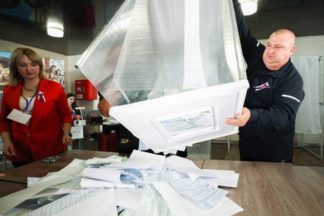 RUSSIA, MELITOPOL - SEPTEMBER 20, 2026: Electoral officials count votes at a polling station during the 2026 Russian legislative elections. During the 2026 Single Voting Day, which lasted from 18 to 20 September, Russian citizens went to the polls to elect members of the Russian State Duma of the 9th convocation, as well as to vote in regional parliamentary and local government elections. The overall voter turnout in the Zaporozhye Region, including early voting, was 78.55% as of 3.00 pm Mocsow time Melitopol Russia  - ZUMAt113 20260920_zaa_t113_323 Copyright: xAlexanderxPolegenkox