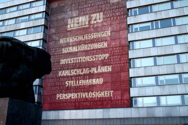 IG MEtall setzt Zeichen für die Autoindustrie IG Metzt mit Lichtinstallation am Nischel ein Zeichen für die Automobilindustrie. 19.09.2026, Chemnitz, Karl-Marx-Monument, Gegen 19:30 Versammelten sich am Samstagabend am karl-Marx-Kopf rund 100 Vertrauensleute der IG Metall um ein Zeichen für die Automibilindustrie zusetzen. Chemnitz Sachsen Deutschland