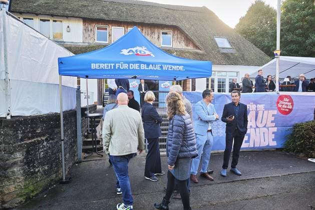 Schwerin, Mecklenburg-Vorpommern, Deutschland, 20.09.2026: AfD-Wahlparty zur Landtagswahl in Mecklenburg-Vorpommern 2026: Anhänger der Partei gegen 17:05 Uhr Copyright: xdtsxNachrichtenagenturx dts_135344