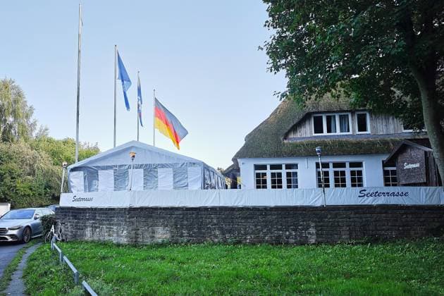 Schwerin, Mecklenburg-Vorpommern, Deutschland, 20.09.2026: Seeterrasse Schwerin: AfD-Wahlparty zur Landtagswahl in Mecklenburg-Vorpommern 2026: Anhänger der Partei gegen 17:10 Uhr Copyright: xdtsxNachrichtenagenturx dts_135364