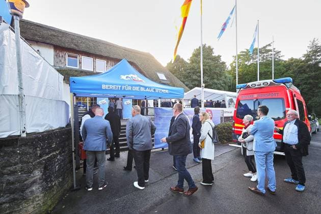 Schwerin, Mecklenburg-Vorpommern, Deutschland, 20.09.2026: Seeterrasse Schwerin: AfD-Wahlparty zur Landtagswahl in Mecklenburg-Vorpommern 2026: Anhänger der Partei gegen 17:10 Uhr Copyright: xdtsxNachrichtenagenturx dts_135366