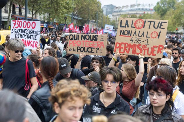 Demonstration Against Police Violences and Impunity - Paris Demonstrators take part in a march against the bill dubbed the permis de tuer (license to kill), which would grant police and gendarmes a presumption of legitimate self-defence when using firearms, called by a coalition including Amnesty International France, the Ligue des droits de l Homme (Human Rights League) and the SAVE collective, in Paris, on September 20, 2026.Photos by Jeremy Paoloni ABACAPRESS.COM Paris France  Copyright: xPaolonixJeremy ABACAx