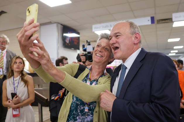 September 20, 2026, Brighton, East Sussex, UK: Brighton, UK. A member takes a selfie with Liberal Democrat Leader Sir Ed Davey during his visit to the exhibition hall on day two of the partys autumn conference at the Brighton Centre, East Sussex. Brighton UK  - ZUMAl94_ 20260920_zaf_l94_070 Copyright: xDinendraxHariax
