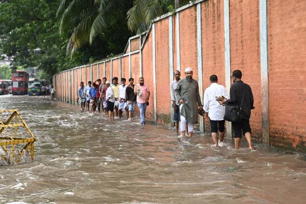 September 20, 2026, Dhaka, Bangladesh: DHAKA, BANGLADESH, SEPTEMBER 20, 2026: Vehicles and passengers navigate waterlogged streets in Dhaka following heavy rainfall in the Bangladeshi capital. Floodwater submerged sections of roads across the city, disrupting traffic and making travel difficult for residents and commuters. Dhaka Bangladesh - ZUMAq101 20260920_zna_q101_067 Copyright: xMamunurxRashidx