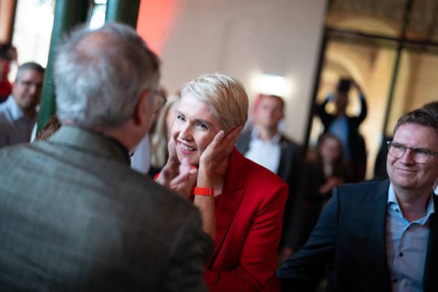 Ministerpräsidentin und SPD-Spitzenkandidatin Manuela Schwesig gegen 18:20 Uhr auf der SPD-Wahlparty in der Orangerie des Schweriner Schlosses, bei ihrer Ankunft mit Ehemann Stefan Schwesig;Wahlabend Landtagswahl 2026 Mecklenburg-Vorpommern, Schwerin Mecklenburg-Vorpommern Deutschland Schweriner Schloss und Umgebung