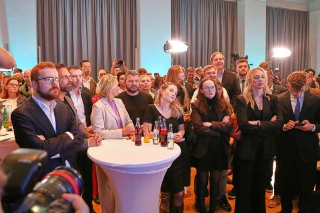 Berlin, Deutschland, 20.09.2026: Abgeordnetenhaus: Wahl zum Abgeordnetenhaus von Berlin 2026: Anhänger der Partei reagieren auf die 18-Uhr-Prognose von ARD und ZDF Copyright: xdtsxNachrichtenagenturx dts_135506
