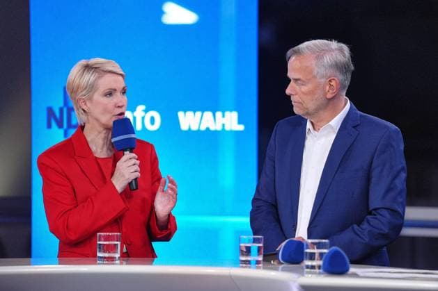Schwerin, Mecklenburg-Vorpommern, Deutschland, 20.09.2026: Wahlstudio vor dem Schweriner Schloss: Landtagswahl in Mecklenburg-Vorpommern 2026: Ministerpräsidentin Manuela Schwesig, SPD, und Leif-Erik Holm, AfD (Foto: Marcus Brandt, Pool)
