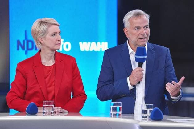 Schwerin, Mecklenburg-Vorpommern, Deutschland, 20.09.2026: Wahlstudio vor dem Schweriner Schloss: Landtagswahl in Mecklenburg-Vorpommern 2026: Ministerpräsidentin Manuela Schwesig, SPD, und Leif-Erik Holm, AfD (Foto: Marcus Brandt, Pool)