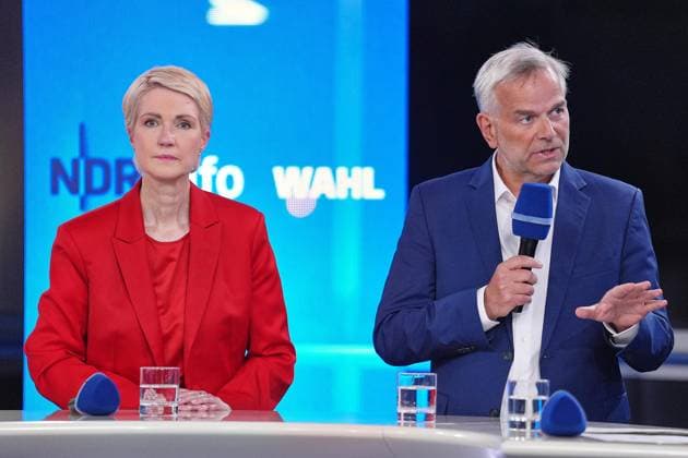 Schwerin, Mecklenburg-Vorpommern, Deutschland, 20.09.2026: Wahlstudio vor dem Schweriner Schloss: Landtagswahl in Mecklenburg-Vorpommern 2026: Ministerpräsidentin Manuela Schwesig, SPD, und Leif-Erik Holm, AfD (Foto: Marcus Brandt, Pool)