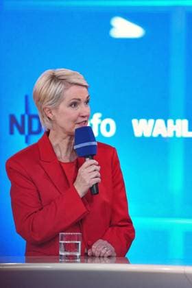 Schwerin, Mecklenburg-Vorpommern, Deutschland, 20.09.2026: Wahlstudio vor dem Schweriner Schloss: Landtagswahl in Mecklenburg-Vorpommern 2026: Ministerpräsidentin Manuela Schwesig, SPD (Foto: Marcus Brandt, Pool)