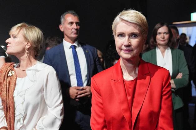 Schwerin, Mecklenburg-Vorpommern, Deutschland, 20.09.2026: Wahlstudio vor dem Schweriner Schloss: Landtagswahl in Mecklenburg-Vorpommern 2026: Simone Oldenburg, Linke, und Ministerpräsidentin Manuela Schwesig, SPD (Foto: Marcus Brandt, Pool)