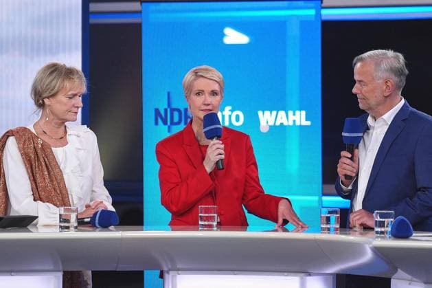 Schwerin, Mecklenburg-Vorpommern, Deutschland, 20.09.2026: Wahlstudio vor dem Schweriner Schloss: Landtagswahl in Mecklenburg-Vorpommern 2026: Simone Oldenburg, Linke, Ministerpräsidentin Manuela Schwesig, SPD, und Leif-Erik Holm, AfD (Foto: Marcus Brandt, Pool)