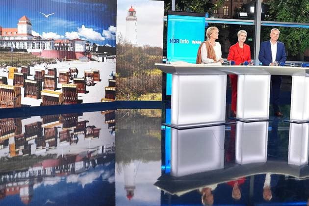 Schwerin, Mecklenburg-Vorpommern, Deutschland, 20.09.2026: Wahlstudio vor dem Schweriner Schloss: Landtagswahl in Mecklenburg-Vorpommern 2026: Simone Oldenburg, Linke, Ministerpräsidentin Manuela Schwesig, SPD, und Leif-Erik Holm, AfD (Foto: Marcus Brandt, Pool)