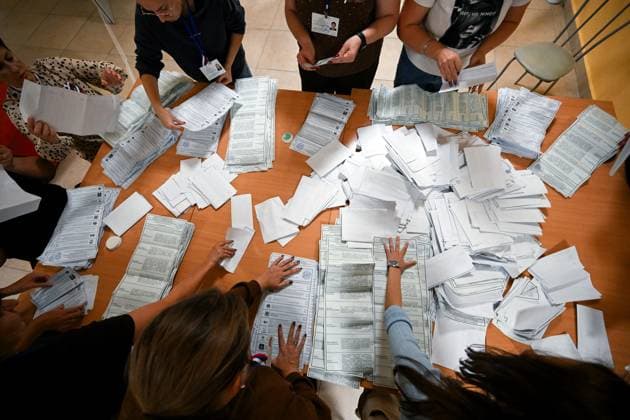 Russia Parliamentary Election Vote Counting 9248078 20.09.2026 Members of an electoral commission count votes after the polls close on the final day of elections to Russia s ninth State Duma, the lower house of parliament, at a polling station in the village of Mirnoye, outside Simferopol, Republic of Crimea, Russia. Konstantin Mihalchevskiy Sputnik Republic of Crimea Russia  Copyright: xKonstantinxMihalchevskiyx