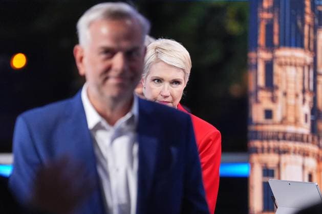 Schwerin, Mecklenburg-Vorpommern, Deutschland, 20.09.2026: Wahlstudio vor dem Schweriner Schloss: Landtagswahl in Mecklenburg-Vorpommern 2026: Leif-Erik Holm, AfD, und Ministerpräsidentin Manuela Schwesig, SPD (Foto: Marcus Brandt, Pool)