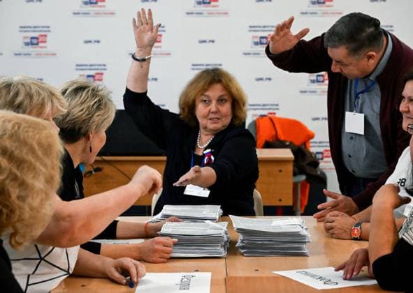 Russia Parliamentary Election Vote Counting 9248223 20.09.2026 Members of an electoral commission count votes after the polls close on the final day of elections to Russia s ninth State Duma, the lower house of parliament, at a polling station in Moscow, Russia. Mikhail Voskresenskiy Sputnik Moscow Russia  Copyright: xMikhailxVoskresenskiyx