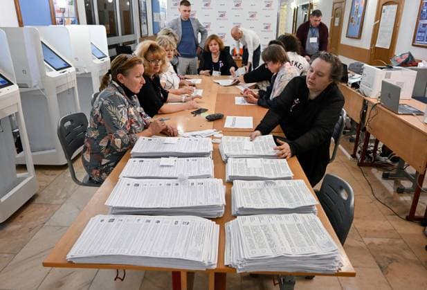 Russia Parliamentary Election Vote Counting 9248229 20.09.2026 Members of an electoral commission count votes after the polls close on the final day of elections to Russia s ninth State Duma, the lower house of parliament, at a polling station in Moscow, Russia. Mikhail Voskresenskiy Sputnik Moscow Russia  Copyright: xMikhailxVoskresenskiyx