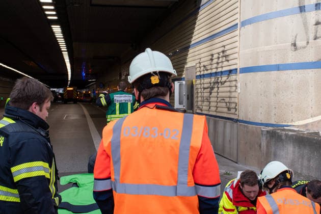 Einsatzkräfte proben schweren Verkehrsunfall mit Brand im Hechtsheimer Tunnel Am Sonntag, dem 20. September 2026, probten Feuerwehr, Rettungsdienst, Polizei und die Autobahn GmbH des Bundes im Hechtsheimer Tunnel auf der A60 bei Mainz einen schweren Verkehrsunfall mit anschließendem Fahrzeugbrand und mehreren verletzten Personen. Rund 150 Personen waren an der Gemeinschaftsübung beteiligt. Zwei Pkw, ein Lkw sowie ein Transporter mit Anhänger wurden in das Szenario eingebunden, fünf Schauspieler stellten verletzte Personen dar. Übungsrauch, Kunstblut und Pyrotechnik sorgten für realitätsnahe Bedingungen. Bereits vor der eigentlichen Großübung führte die Feuerwehr Mainz einen Rauchversuch zur Untersuchung der Entrauchung des Tunnel