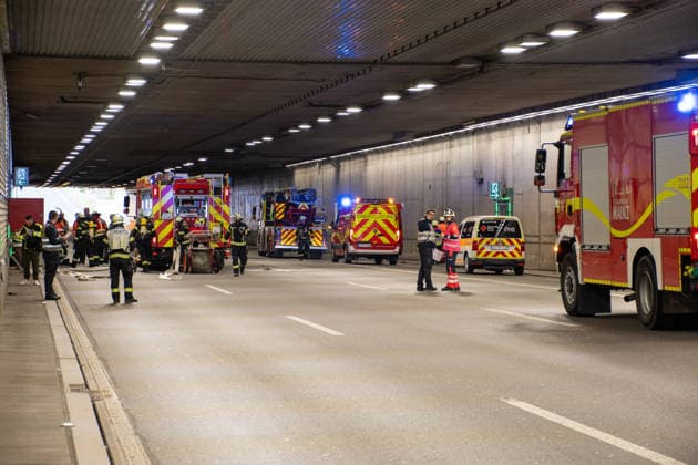 Einsatzkräfte proben schweren Verkehrsunfall mit Brand im Hechtsheimer Tunnel Am Sonntag, dem 20. September 2026, probten Feuerwehr, Rettungsdienst, Polizei und die Autobahn GmbH des Bundes im Hechtsheimer Tunnel auf der A60 bei Mainz einen schweren Verkehrsunfall mit anschließendem Fahrzeugbrand und mehreren verletzten Personen. Rund 150 Personen waren an der Gemeinschaftsübung beteiligt. Zwei Pkw, ein Lkw sowie ein Transporter mit Anhänger wurden in das Szenario eingebunden, fünf Schauspieler stellten verletzte Personen dar. Übungsrauch, Kunstblut und Pyrotechnik sorgten für realitätsnahe Bedingungen. Bereits vor der eigentlichen Großübung führte die Feuerwehr Mainz einen Rauchversuch zur Untersuchung der Entrauchung des Tunnel