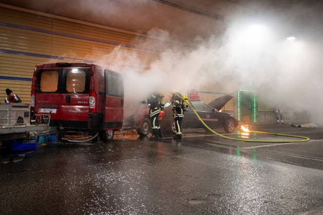 Einsatzkräfte proben schweren Verkehrsunfall mit Brand im Hechtsheimer Tunnel Am Sonntag, dem 20. September 2026, probten Feuerwehr, Rettungsdienst, Polizei und die Autobahn GmbH des Bundes im Hechtsheimer Tunnel auf der A60 bei Mainz einen schweren Verkehrsunfall mit anschließendem Fahrzeugbrand und mehreren verletzten Personen. Rund 150 Personen waren an der Gemeinschaftsübung beteiligt. Zwei Pkw, ein Lkw sowie ein Transporter mit Anhänger wurden in das Szenario eingebunden, fünf Schauspieler stellten verletzte Personen dar. Übungsrauch, Kunstblut und Pyrotechnik sorgten für realitätsnahe Bedingungen. Bereits vor der eigentlichen Großübung führte die Feuerwehr Mainz einen Rauchversuch zur Untersuchung der Entrauchung des Tunnel
