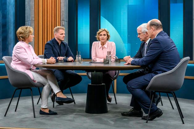im Bild v.l.: Beatrix von Storch, stellvertretende AfD-Fraktionsvorsitzende, Tim Klüssendorf, SPD-Generalsekretär, Caren Miosga, Mathias Middelberg, Mitglied im CDU-Präsidium, Robin Alexander, Journalist, Podcast Machtwechsel, GER, Berlin, Studio, zu Gast bei - Caren Miosga, Polittalk, TV, Format, Das Erste, aus Berlin Adlershof - am Studio 20, Thema: Nach den Wahlen in Berlin und Mecklenburg-Vorpommern, 20.09.2026, Copyright: HMBxMedia UwexKoch