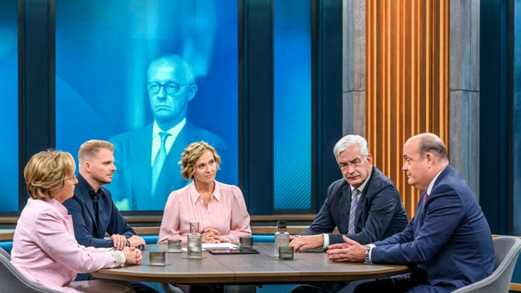 im Bild v.l.: Beatrix von Storch, stellvertretende AfD-Fraktionsvorsitzende, Tim Klüssendorf, SPD-Generalsekretär, Caren Miosga, Mathias Middelberg, Mitglied im CDU-Präsidium, Robin Alexander, Journalist, Podcast Machtwechsel, GER, Berlin, Studio, zu Gast bei - Caren Miosga, Polittalk, TV, Format, Das Erste, aus Berlin Adlershof - am Studio 20, Thema: Nach den Wahlen in Berlin und Mecklenburg-Vorpommern, 20.09.2026, Copyright: HMBxMedia UwexKoch