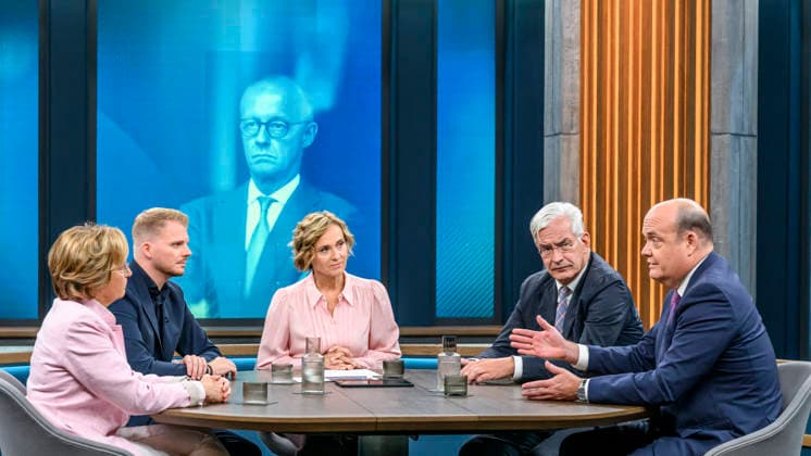 im Bild v.l.: Beatrix von Storch, stellvertretende AfD-Fraktionsvorsitzende, Tim Klüssendorf, SPD-Generalsekretär, Caren Miosga, Mathias Middelberg, Mitglied im CDU-Präsidium, Robin Alexander, Journalist, Podcast Machtwechsel, GER, Berlin, Studio, zu Gast bei - Caren Miosga, Polittalk, TV, Format, Das Erste, aus Berlin Adlershof - am Studio 20, Thema: Nach den Wahlen in Berlin und Mecklenburg-Vorpommern, 20.09.2026, Copyright: HMBxMedia UwexKoch