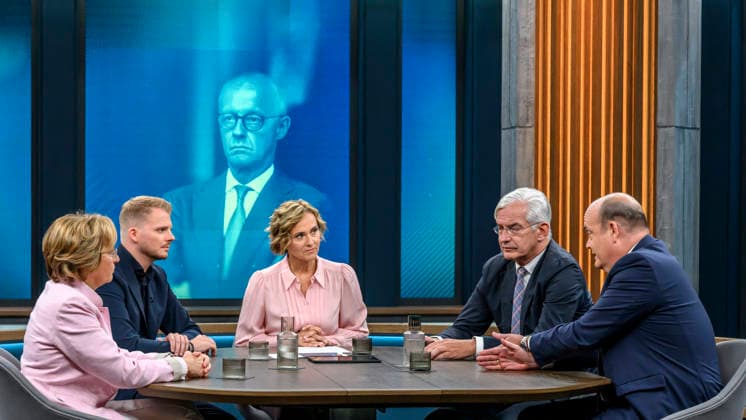 im Bild v.l.: Beatrix von Storch, stellvertretende AfD-Fraktionsvorsitzende, Tim Klüssendorf, SPD-Generalsekretär, Caren Miosga, Mathias Middelberg, Mitglied im CDU-Präsidium, Robin Alexander, Journalist, Podcast Machtwechsel, GER, Berlin, Studio, zu Gast bei - Caren Miosga, Polittalk, TV, Format, Das Erste, aus Berlin Adlershof - am Studio 20, Thema: Nach den Wahlen in Berlin und Mecklenburg-Vorpommern, 20.09.2026, Copyright: HMBxMedia UwexKoch