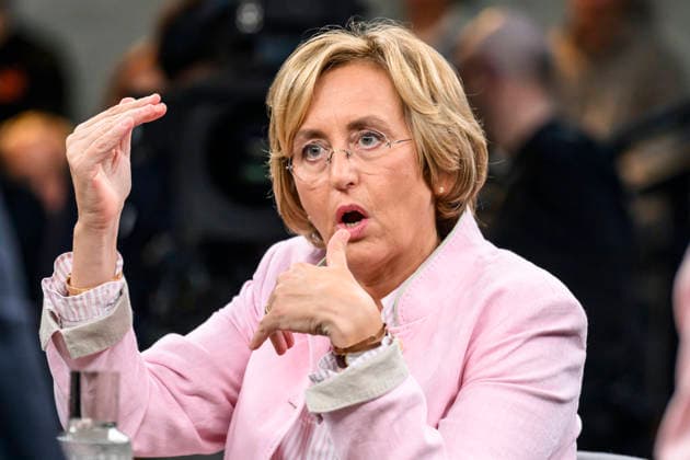 im Bild v.l.: Beatrix von Storch, stellvertretende AfD-Fraktionsvorsitzende, GER, Berlin, Studio, zu Gast bei - Caren Miosga, Polittalk, TV, Format, Das Erste, aus Berlin Adlershof - am Studio 20, Thema: Nach den Wahlen in Berlin und Mecklenburg-Vorpommern, 20.09.2026, Copyright: HMBxMedia UwexKoch