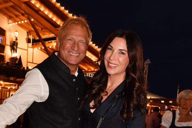 Gerhard Leinauer und Alexandra Polzin beim Wiesn Almauftrieb auf dem Oktoberfest am 20.09.2026 in Muenchen Gerhard Leinauer and Alexandra Polzin during the 2026 Oktoberfest in front of the Almauftrieb at Theresienwiese on September 20, 2026 in Munich, Germany Oktoberfest Almauftrieb in Muenchen