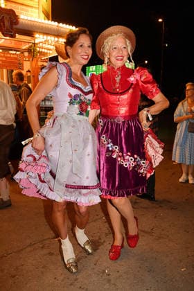 Lola Paltinger und Ellen von Unwerth beim Wiesn Almauftrieb auf dem Oktoberfest am 20.09.2026 in Muenchen Lola Paltinger and Ellen von Unwerth during the 2026 Oktoberfest in front of the Almauftrieb at Theresienwiese on September 20, 2026 in Munich, Germany Oktoberfest Almauftrieb in Muenchen