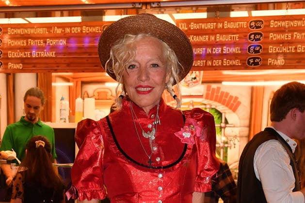 Ellen von Unwerth beim Wiesn Almauftrieb auf dem Oktoberfest am 20.09.2026 in Muenchen Ellen von Unwerth during the 2026 Oktoberfest in front of the Almauftrieb at Theresienwiese on September 20, 2026 in Munich, Germany Oktoberfest Almauftrieb in Muenchen