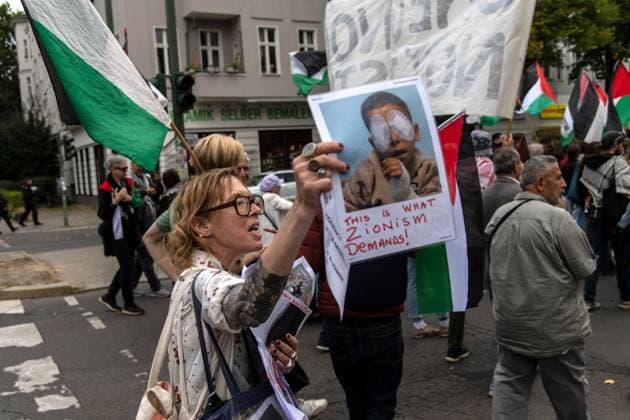 September 19, 2026, Berlin, Germany: BERLIN, GERMANY, SEPTEMBER 19, 2026: Pro-Palestinian demonstrators march through BerlinÃ¢â‚¬â ¢s SchoÂ¶neberg district during a protest in solidarity with Palestinians and against IsraelÃ¢â‚¬â ¢s military actions. Organizers and participants called for an end to the war and accused Israel of genocide and ethnic cleansing in the occupied Palestinian territories. Around 400 people took part in the demonstration, according to the photographer. Berlin Germany - ZUMAq101 20260919_zna_q101_347 Copyright: xAndro SxTrujillox