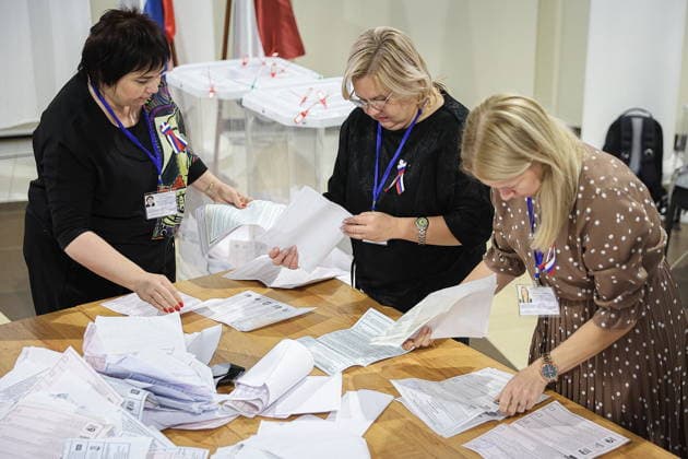 RUSSIA, SARANSK - SEPTEMBER 20, 2026: Electoral officials count votes as Polling Station No.475 at the Mordovian Republican United Local History Museum closes in the 2026 Russian legislative elections. During the 2026 Single Voting Day, which lasted from 18 to 20 September, Russian citizens went to the polls to elect members of the Russian State Duma of the 9th convocation, as well as to vote in regional parliamentary and local government elections. Yegor Aleyev TASS  98041945