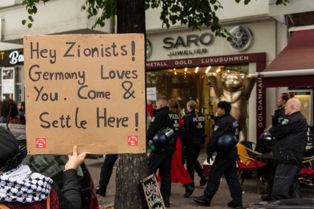 September 19, 2026, Berlin, Germany: BERLIN, GERMANY, SEPTEMBER 19, 2026: Pro-Palestinian demonstrators march through BerlinÃ¢â‚¬â ¢s SchoÂ¶neberg district during a protest in solidarity with Palestinians and against IsraelÃ¢â‚¬â ¢s military actions. Organizers and participants called for an end to the war and accused Israel of genocide and ethnic cleansing in the occupied Palestinian territories. Around 400 people took part in the demonstration, according to the photographer. Berlin Germany - ZUMAq101 20260919_zna_q101_352 Copyright: xAndro SxTrujillox