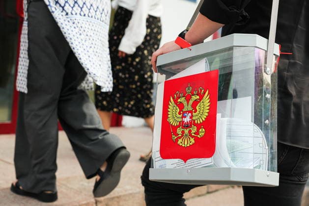 RUSSIA, SEVASTOPOL - SEPTEMBER 20, 2026: Electoral officials with a portable ballot box during the 2026 Russian legislative elections. During the 2026 Single Voting Day, which lasts from 18 to 20 September, Russian citizens are going to the polls to elect members of the Russian State Duma of the 9th convocation, as well as to vote in regional parliamentary and local government elections. Maxim Churusov TASS  98033583