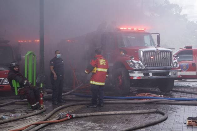 September 20, 2026, Caracas, Venezuela (Bolivarian Republic of: CARACAS, VENEZUELA, SEPTEMBER 20, 2026: Firefighters work at the scene of a fire that damaged a three-story commercial building housing the Meiliwang textile and footwear store on Avenida Principal de El Cementerio in CaracasÃ¢â‚¬â ¢ Libertador municipality. Caracas firefighters, Civil Protection teams, UCV firefighters and municipal emergency personnel responded to extinguish the blaze and carry out cooling operations. No injuries were reported, while authorities are investigating the cause of the fire. Caracas Venezuela (Bolivarian Republic of - ZUMAq101 20260920_zna_q101_192 Copyright: xMarioxFloresx